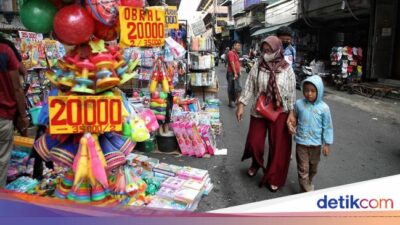 Mencari Mainan Unik di Pasar Asemka Saat Libur Natal