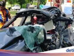 Pikap Ringsek Akibat Mobil BMW Tidak Terkendali