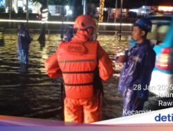 Jakarta Tergenang Banjir, Air di Jakbar Tembus 1 Meter di 26 RT-20 Ruas Jalan