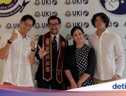 Ferry Salim Meraih Gelar Magister Hukum di Usia 58 Tahun