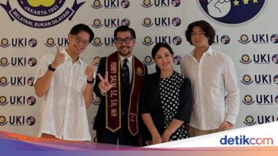 Ferry Salim Meraih Gelar Magister Hukum di Usia 58 Tahun